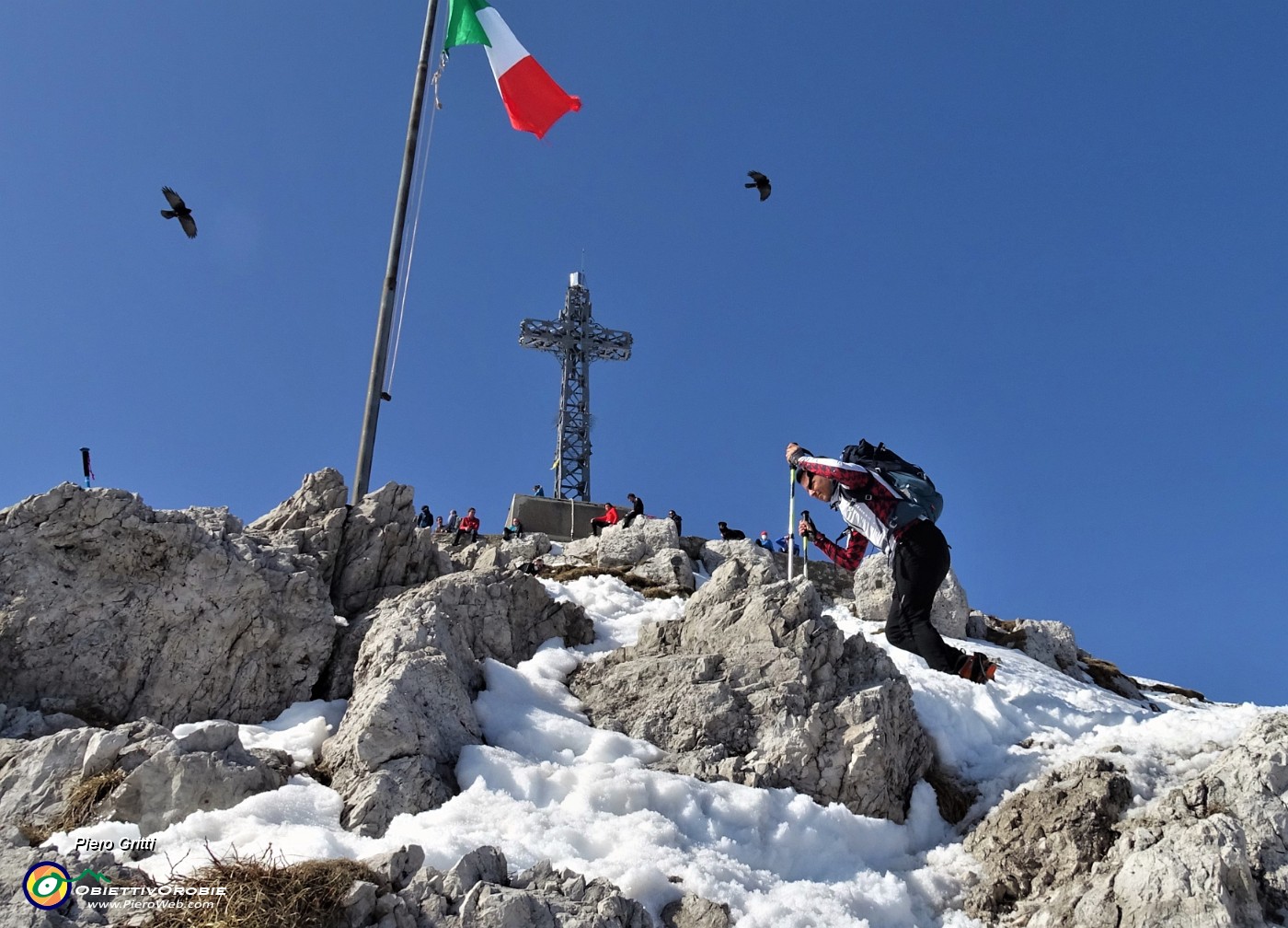 46 Il Tricolore sventola, i gracchi volano...ultimi passi scattanti per la prima volta in Resegone !.JPG